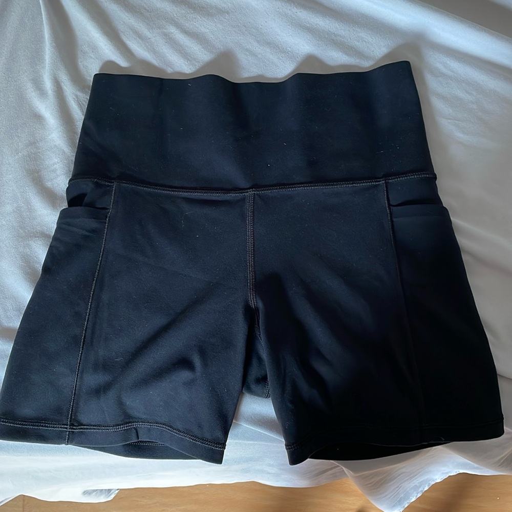 Athleta Salutation short 5” black